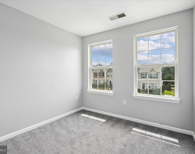 3392 Vineland Place - Photo Thumbnail 12