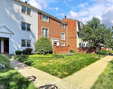 2711 S Walter Reed Drive S - Photo Thumbnail 3