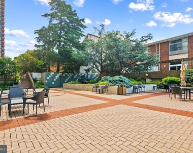 604 S Washington Square - Photo Thumbnail 16