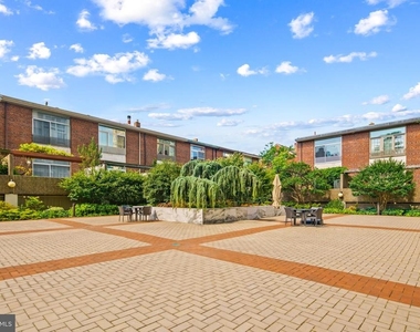 604 S Washington Square - Photo Thumbnail 15
