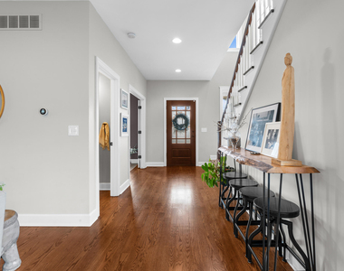 819 Irving Avenue - Photo Thumbnail 7