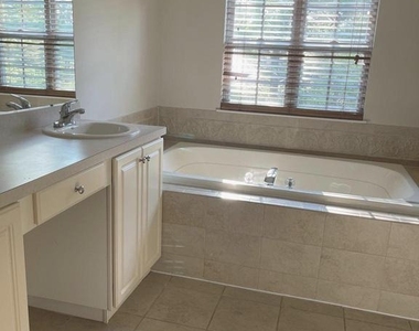 36 Hoover Avenue - Photo Thumbnail 14