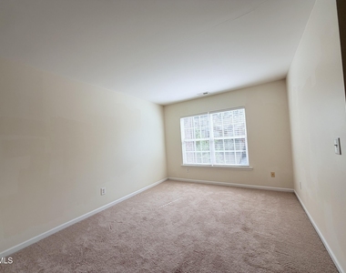 124 Longchamp Lane - Photo Thumbnail 9