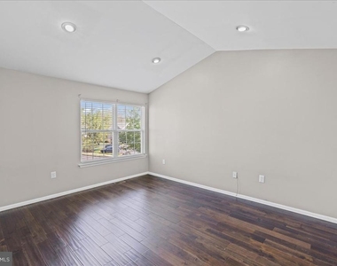 302 Wellington Park Drive - Photo Thumbnail 16