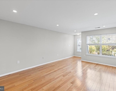 302 Wellington Park Drive - Photo Thumbnail 4
