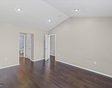 302 Wellington Park Drive - Photo Thumbnail 17