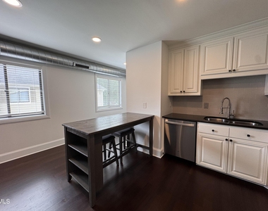 2204 Stafford Avenue - Photo Thumbnail 4