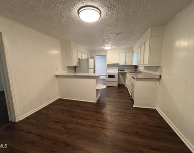 87 Robert Thompson Road - Photo Thumbnail 3