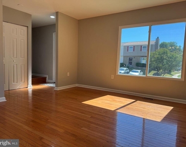 900 Nadine Court - Photo Thumbnail 8