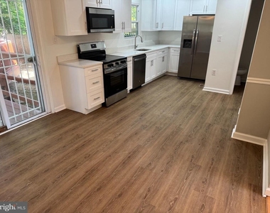 900 Nadine Court - Photo Thumbnail 2