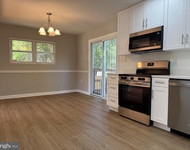 900 Nadine Court - Photo Thumbnail 3