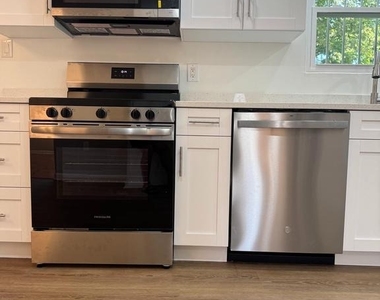 900 Nadine Court - Photo Thumbnail 4