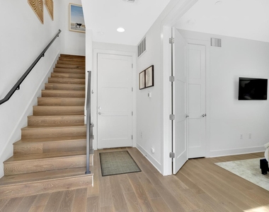 1008 Concordia Ave - Photo Thumbnail 7