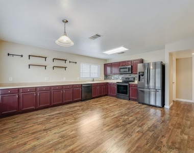 928 Justeford Dr - Photo Thumbnail 10