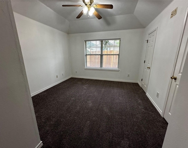 1400 Prairie Dr - Photo Thumbnail 8