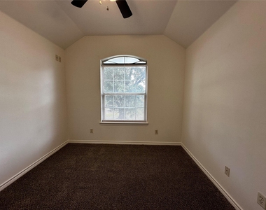 1400 Prairie Dr - Photo Thumbnail 10