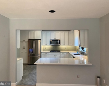 9917 Betteker Lane - Photo Thumbnail 11