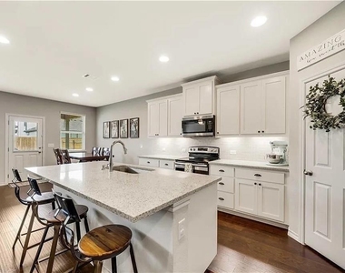 112 Magna Ln - Photo Thumbnail 4
