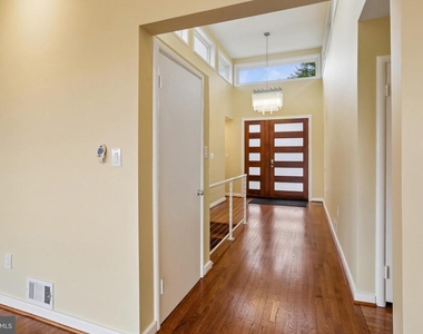 3301 Shirley Ln - Photo Thumbnail 9
