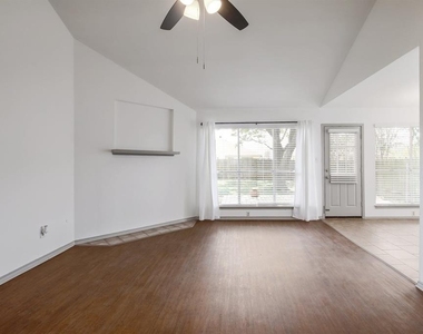 502 Eaglecreek Dr - Photo Thumbnail 6