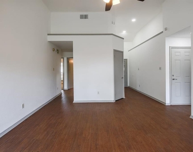 502 Eaglecreek Dr - Photo Thumbnail 10