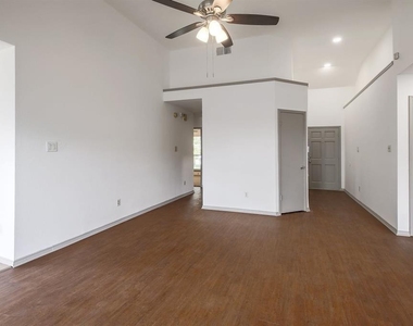 502 Eaglecreek Dr - Photo Thumbnail 9