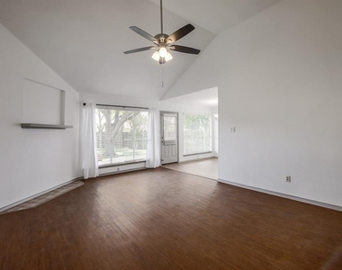 502 Eaglecreek Dr - Photo Thumbnail 5