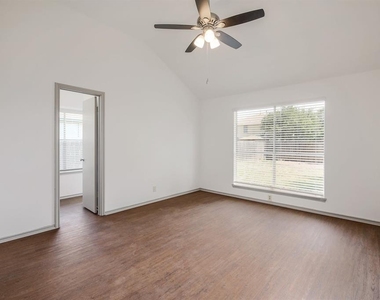 502 Eaglecreek Dr - Photo Thumbnail 14