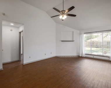 502 Eaglecreek Dr - Photo Thumbnail 7