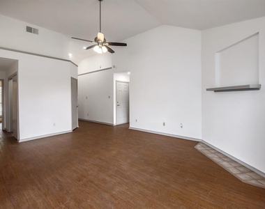502 Eaglecreek Dr - Photo Thumbnail 8