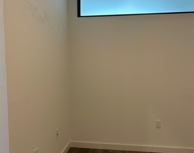 800 Embassy Dr - Photo Thumbnail 12