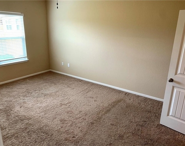 160 Cherry Blossom Dr - Photo Thumbnail 8