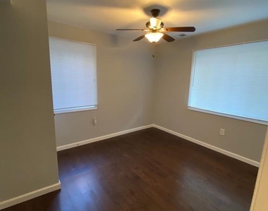 1216 Savannah Place Se - Photo Thumbnail 1
