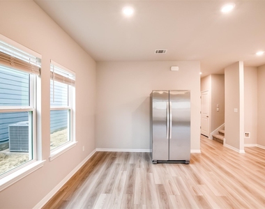 1532 Homestead Farms Dr - Photo Thumbnail 2