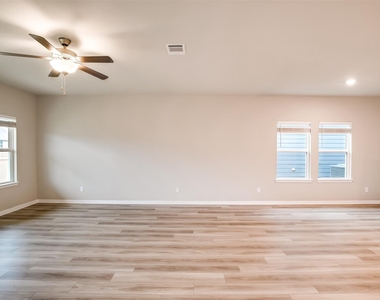 1532 Homestead Farms Dr - Photo Thumbnail 9