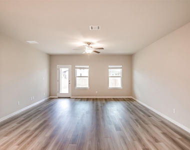1532 Homestead Farms Dr - Photo Thumbnail 3