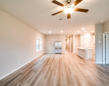 1532 Homestead Farms Dr - Photo Thumbnail 4