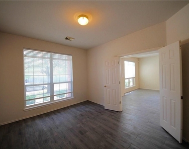 15843 Garrison Cir - Photo Thumbnail 4