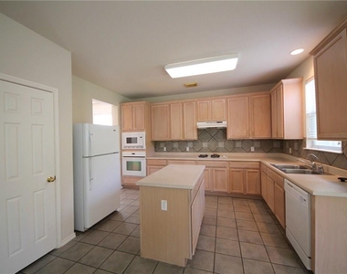15843 Garrison Cir - Photo Thumbnail 8