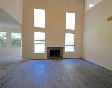 15843 Garrison Cir - Photo Thumbnail 5