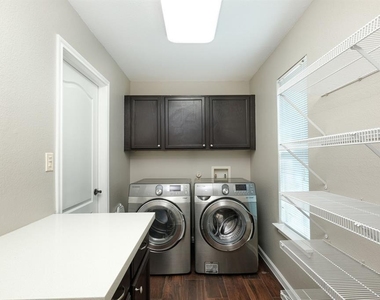 2412 Willow Way - Photo Thumbnail 8