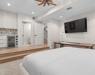 1529 Barton Springs Rd - Photo Thumbnail 6