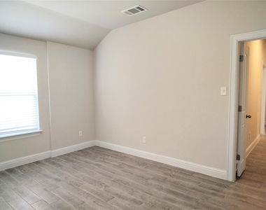 7801 Dakota Cir - Photo Thumbnail 5
