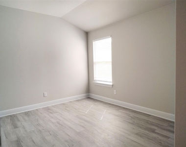 7801 Dakota Cir - Photo Thumbnail 1