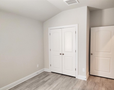 7801 Dakota Cir - Photo Thumbnail 2