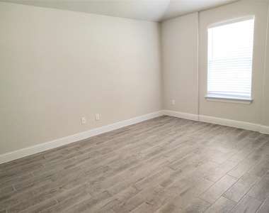 7801 Dakota Cir - Photo Thumbnail 4