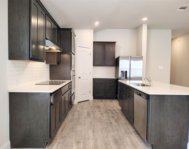 7801 Dakota Cir - Photo Thumbnail 11