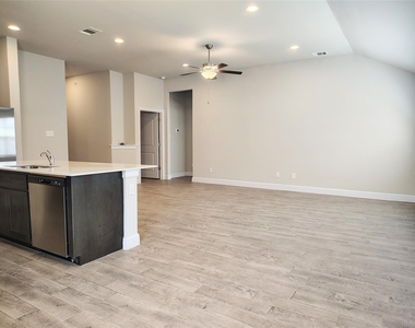 7801 Dakota Cir - Photo Thumbnail 10