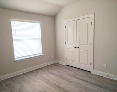 7801 Dakota Cir - Photo Thumbnail 3