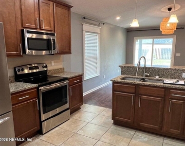 4198 Victoria Lakes Drive W - Photo Thumbnail 8